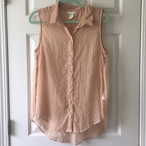 Sleeveless, collared shirt